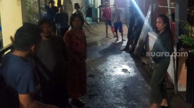 Atap Rumah Terbang Tertiup Angin Kencang, Dagangan Buka Puasa Yati Gak Laku