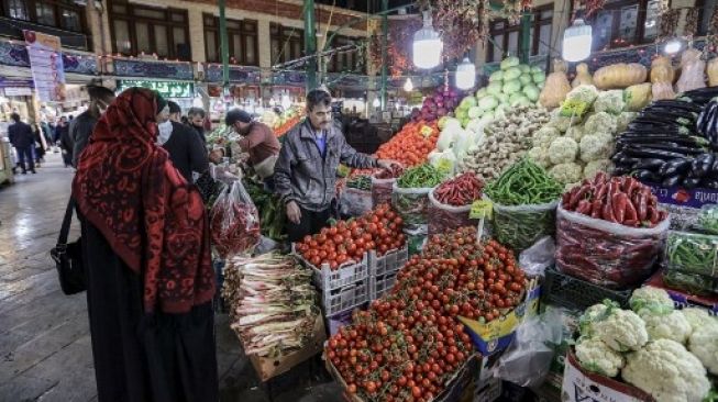 Pasar di Iran mulai dibuka kembali di bulan Ramadhan. [AFP]