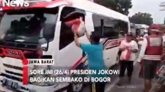 Aksi Jokowi Bagi Sembako Viral Lagi, Publik: Ini Mau Tiru Santa Claus?