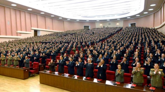Sosok bibi Kim Jong Un yakni Kim Kyong Hui (tiga dari kanan paling depan) yang juga adik kandung Kim Jong Il dalam suatu pertemuan semasa Kim Jong Il masih hidup pada 29 September 2010. (via AFP)