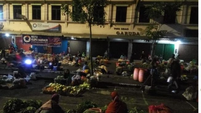 Physical distancing di Pasar Pagi, Salatiga, Jawa Tengah. (Facebook/Mas Haris)