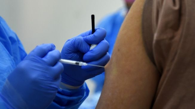 Vaksin Covid-19 diperkirakan tersedia pada September 2020. Foto: Seorang petugas medis sedang menyuntikkan vaksin flu ke warga Asuncion, Paraguay, pada 15 April kemarin. [AFP/Norberto Duarte]