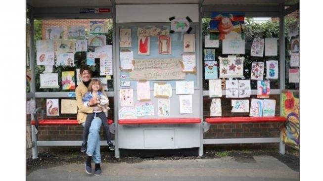 Halte bus di Inggris diubah jadi galeri seni saat lockdow.[Hannah McKay/REUTERS]