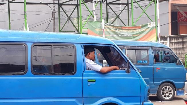 Sopir angkot di Kabupaten Bogor, Jawa Barat tak menggunakan masker. (Suara.com/Bagaskara)