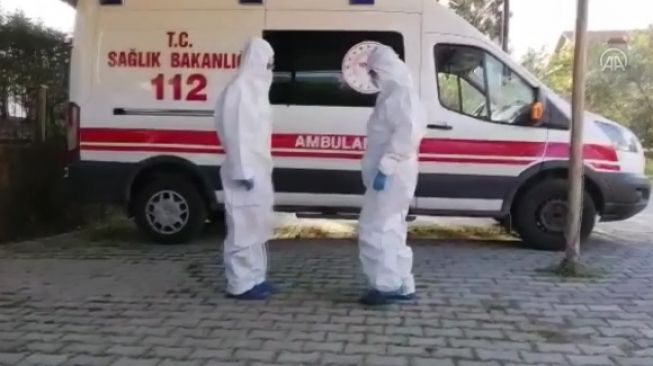 Aksi Tim Medis Turki Berjoget di Samping Ambulans