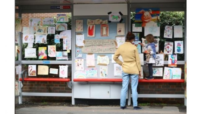 Halte Bus Di Inggris Disulap Jadi Galeri Seni Anak-anak saat Lockdown