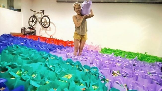 Di ultah pertama Arkana, Nikita Mirzani menyiapkan sekitar 500 paket sembako untuk dibagi-bagikan ke masyarakat. [Instagram]