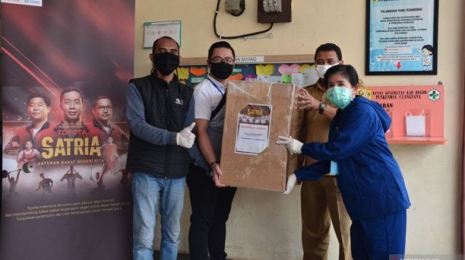 Suasana penyerahan bantuan APD dari Toyota Astra Motor (TAM) untuk disalurkan pada 10 RS dan puskesmas di Indonesia, Jumat (24/4/2020) [DOk PT Toyota Astra Motor].