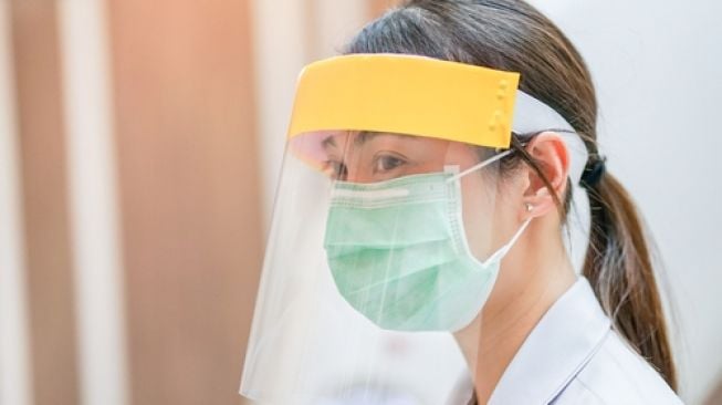 Faceshield atau pelindung muka juga disiapkan oleh pelbagai produsen dari industri otomotif. Di antaranya para car manufacturer Jepang. Sebagai ilustrasi [Shutterstock].