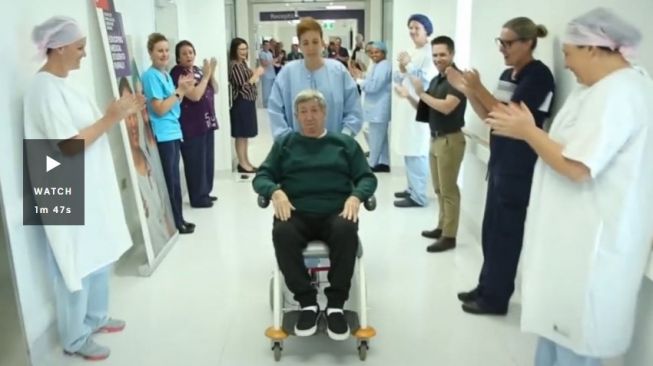 Lelaki berusia 79 tahun di Australia mendapat penghormatan atau guard of honour dari tim medis Rumah Sakit Dubbo Base, New South Wales, setelah berhasil 'mengalahkan' virus corona covid-19. [ABC]