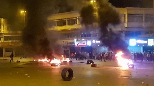 Kericuhan terjadi di kota Tripoli, Lebanon, Selasa (28/4/2020), akibat krisis ekonomi yang terjadi karena pandemi corona. [AFP]