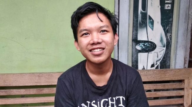 Hamim Mustofa, mahasiswa asal Pangandaran, Jawa Barat, yang bertahan di Jogja selama Ramadan saat ditemui di indekos Kampung Semaki Gede, Kecamatan Umbulharjo, Kota Yogyakarta, Selasa (28/4/2020). - (SuaraJogja.id/Muhammad Ilham Baktora)