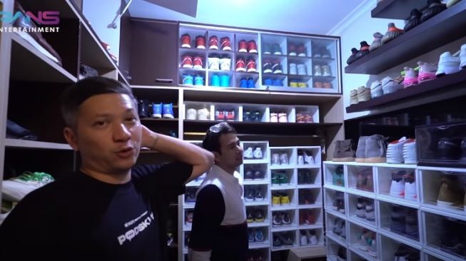 Koleksi sepatu Gading Marten [YouTube/Rans Entertainment]