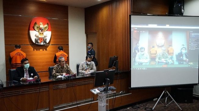 ICW Soroti Gaya Kepemimpinan Firli Cs di KPK: Pertontonkan Tersangka