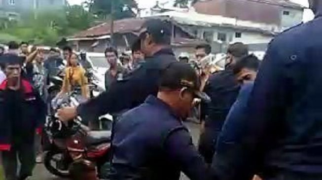 Tertibkan Pedagang Saat Corona, Anggota Satpol PP Jambi Nyaris Dibacok