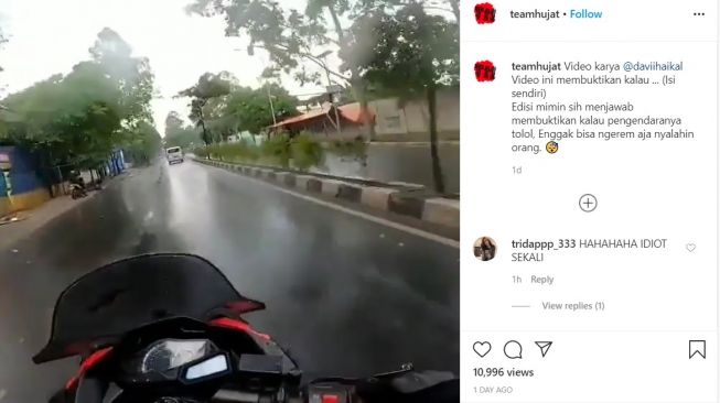Aksi pemotor Kawasaki Ninja 250 jatuh gara-gara kaget melihat mobil (Instagram-teamhujat)