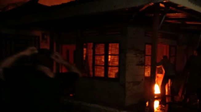 Rumah Semi Permanen di Medan Denai Terbakar Akibat Korsleting Listrik
