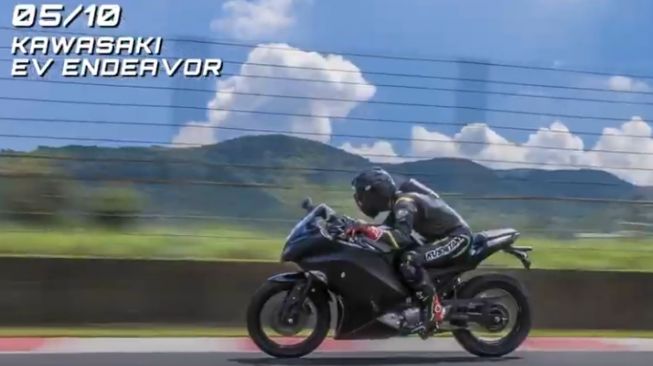 Sebagai produk bertenaga listrik, Kawasaki Endeavor mengadopsi sistem transmisi manual [screenshot YouTube: Kawasaki].