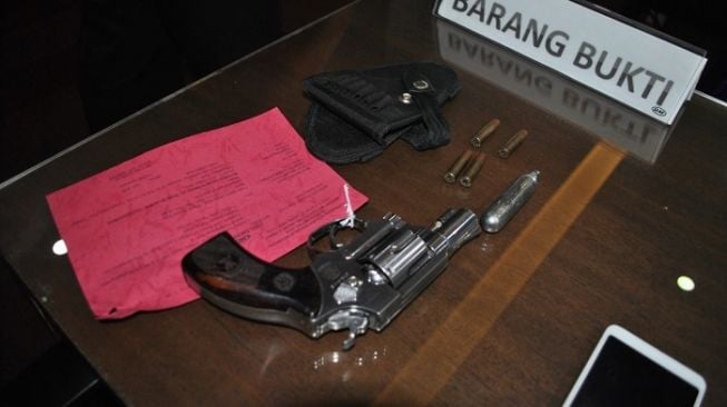 Barang bukti senjata airsoft gun yang disita polisi terkait aksi tawuran antarpemuda. (Dokumen Polres Metro Jakarta Barat).