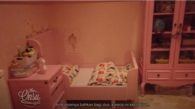 Foto kamar anak Ruben Onsu yakni Thalia dan Thania Putri Onsu [YouTube/The Onsu Family]