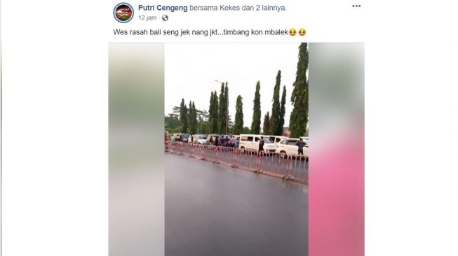 Potret antrian mobil di jalan menunggu pintu gerbang dibuka (Facebook-Putri Cengeng)