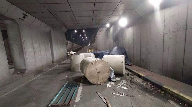 Truk Kecelakaan di Underpass Pramuka, Gulungan Kertas Tumpah ke Jalan