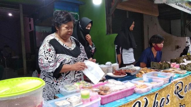 Pembeli Berkurang, Siti Tetap Jualan Kicak demi Tradisi Ramadan di Kauman