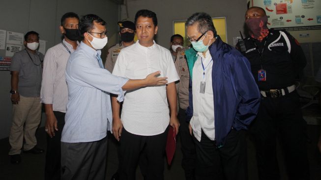 Terpidana mantan Ketua Umum PPP Romahurmuziy (tengah) atau Rommy, dijemput tim kuasa hukumnya, saat keluar dari Rumah Tahanan (Rutan) K4, di Gedung KPK , Jakarta, Rabu (29/4/2020). [ANTARAFOTO/Reno Esnir]