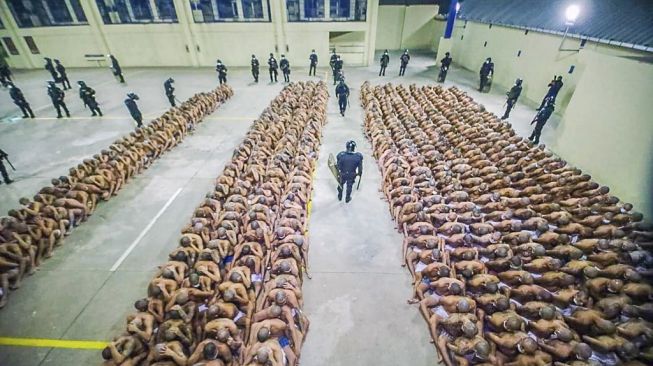 Kondisi para napi di penjara Izalco, barat lau San Salvador, Minggu (26/4/2020). [AFP/Dok. Humas Pemerintah El Salvador]