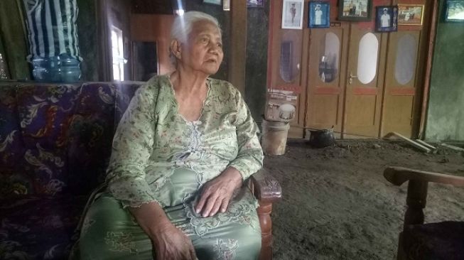 Puluhan Tahun Tak Dibantu Negara, Janda Tua Sumiyem Dikasih Beras Miskin