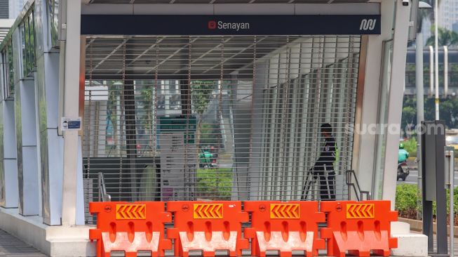 Suasana disekitar kawasan stasiun MRT Senayan yang ditutup sementara, Jakarta Pusat, Rabu (29/4).[Suara.com/Alfian Winanto]
