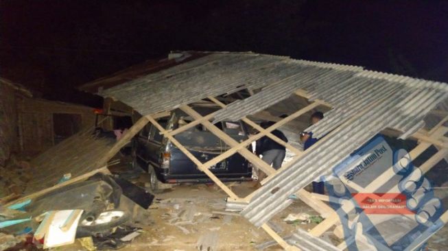 Dituduh Punya Ilmu Santet, Rumah Milik Warga Situbondo Dibongkar Massa