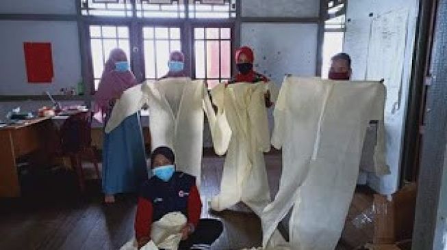 Peduli Paramedis, PMI Melawi Jahit Sendiri APD Baju Hazmat