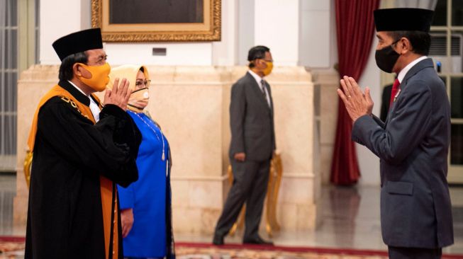 Presiden Joko Widodo (kanan) memberikan ucapan selamat kepada Ketua Mahkamah Agung (MA) Muhammad Syarifuddin seusai dilantik di Istana Negara, Jakarta, Kamis (30/4).  [ANTARA FOTO/Sigid Kurniawan]