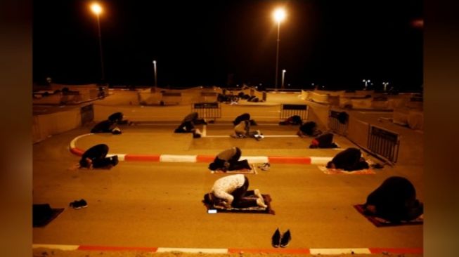 Masjid Ditutup, Muslim di Jerusalem Salat Tarawih di Area Parkir