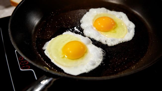 Viral Tutorial Hemat Goreng Sebutir Telur Jadi 4 Porsi, Anak Kos Berani Coba?