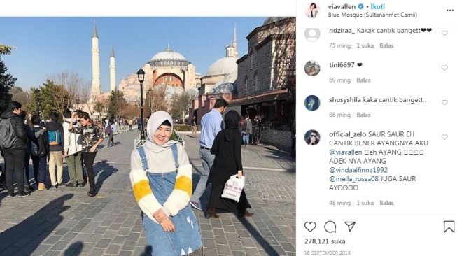 Gaya berhijab Via Vallen [Instagram/@viavallen]