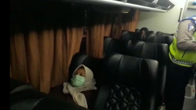 Aksi pemudik untuk mengelabui petugas di dalam bus, pura-pura tidur hingga bersembunyi di toilet. (dok polisi).