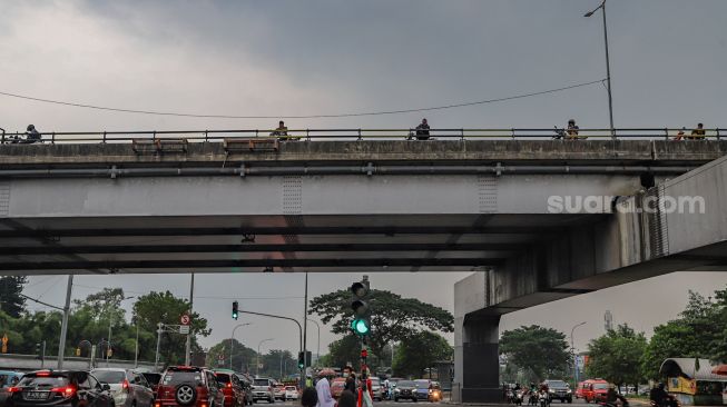 Dicegah Terjun dari Flyover Gegara Masalah Pacar, Wanita Ini Lawan Petugas