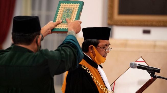 Ketua Mahkamah Agung (MA) terpilih Muhammad Syarifuddin mengucapkan sumpah jabatan saat dilantik di Istana Negara, Jakarta, Kamis (30/4).  [ANTARA FOTO/Sigid Kurniawan]
