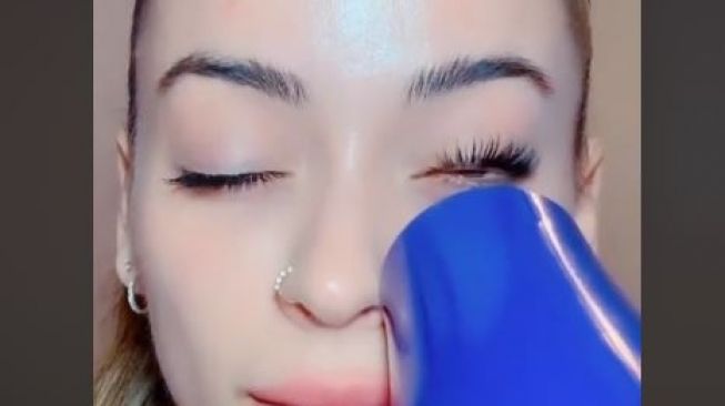 Tutorial Bulu Mata Lentik dengan Hair Dryer (tiktok.com/@mirandaalynnn)