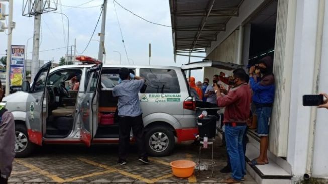 Perempuan Pingsan di Toilet Indomart Disangka Corona, Ditolong Medis APD