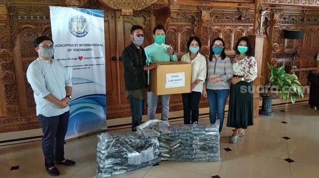 Kerjasama Bareng dr Tirta, Soroptimist Yogyakarta Bagikan Ribuan Masker