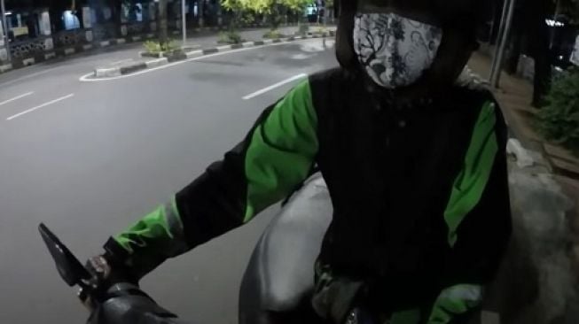 Ojol curhat ke pemotor kalau motornya mogok kehabisan bensin (Youtube-elang motovlog)