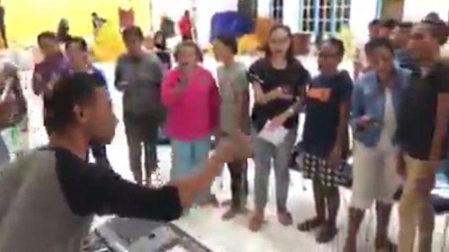 Merinding, Paduan Suara Gereja Lantunkan Sholawat Badar