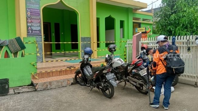 Masjid Azzahidin di Bekasi saat disemprot disinfektan setelah ada jemaah yang meninggal usai salat subuh. (Suara.com/Arga).