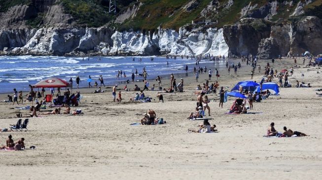 Warganya Masih Memadati Pantai di Akhir Pekan, Gubernur Akan Tutup Akses