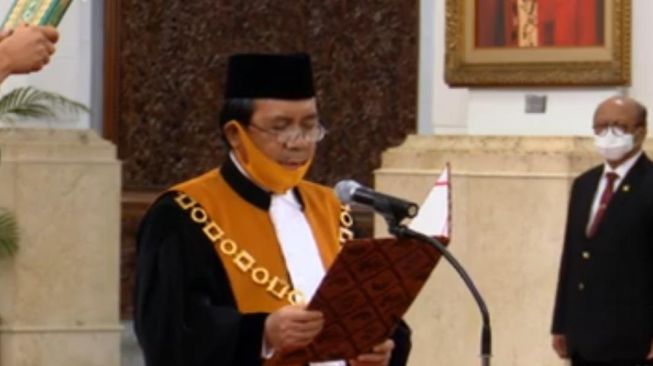 Presiden Joko Widodo (Jokowi) menyaksikan pengucapan sumpah jabatan oleh Muhammad Syarifuddin sebagai Ketua Mahkamah Agung di Istana Negara, Jakarta, Selasa (30/4/2020). (tangkap layar)