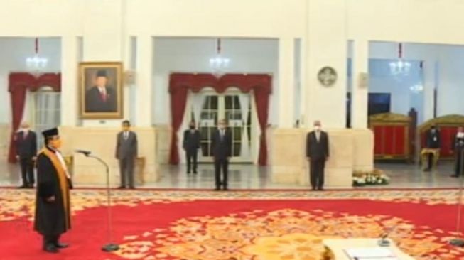 Presiden Joko Widodo (Jokowi) menyaksikan pengucapan sumpah jabatan oleh Muhammad Syarifuddin sebagai Ketua Mahkamah Agung di Istana Negara, Jakarta, Selasa (30/4/2020). (tangkap layar)