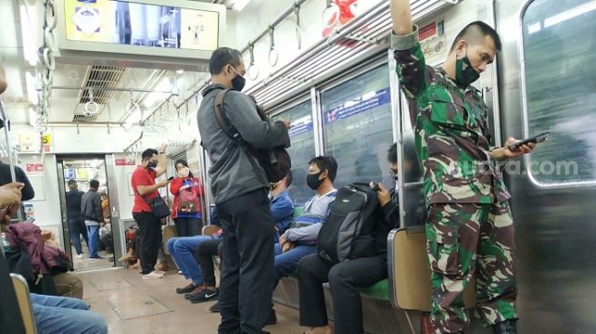 Penampakan penumpang KRL saat PSBB fase dua yang diberlakuka Jakarta dan Bogor. (Suara.com/Bagaskara).